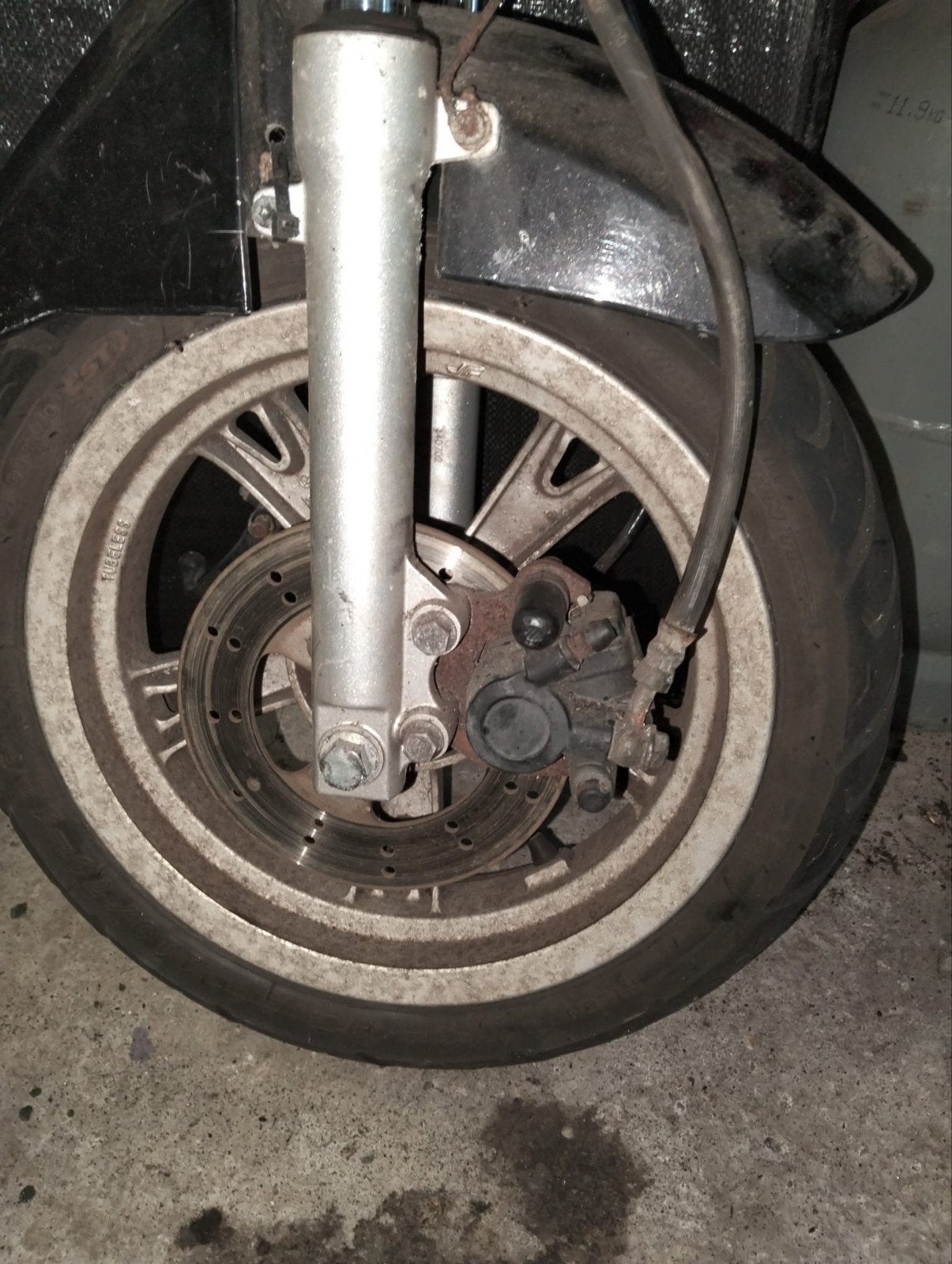 Peugeot Kisbee voorvork met wiel en remklauw, Fietsen en Brommers, Brommeronderdelen | Scooters, Ophalen of Verzenden, Gebruikt