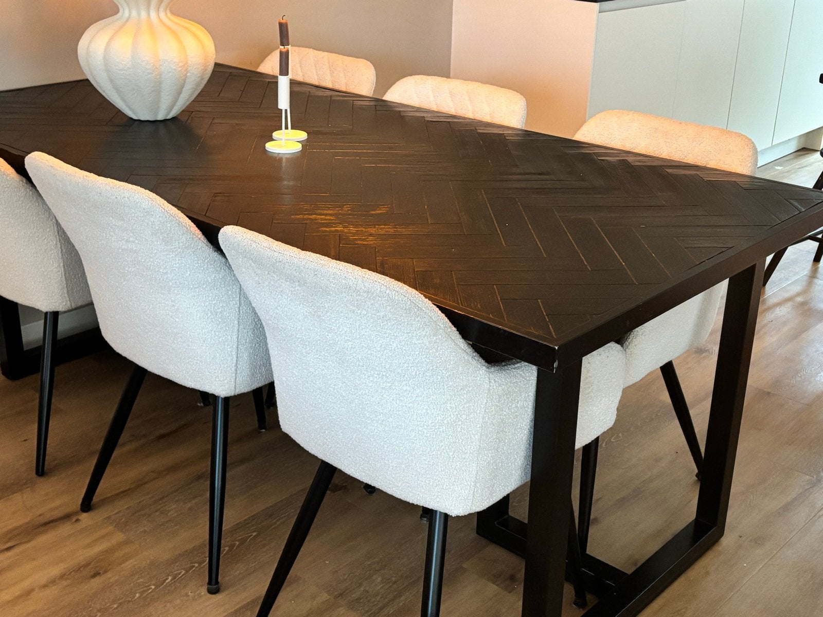 Zwarte eettafel met visgraatmotief en metalen onderstel, Gebruikt, 150 tot 200 cm, Vier personen, Rechthoekig