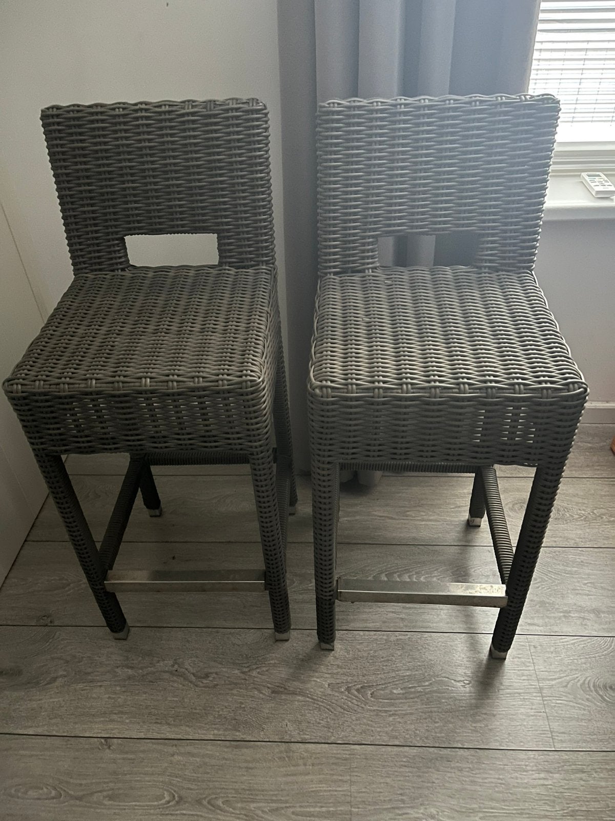 2 rotan buiten barkrukken. € 5 per stuk, Huis en Inrichting, Ophalen, Gebruikt, Bruin, Twee