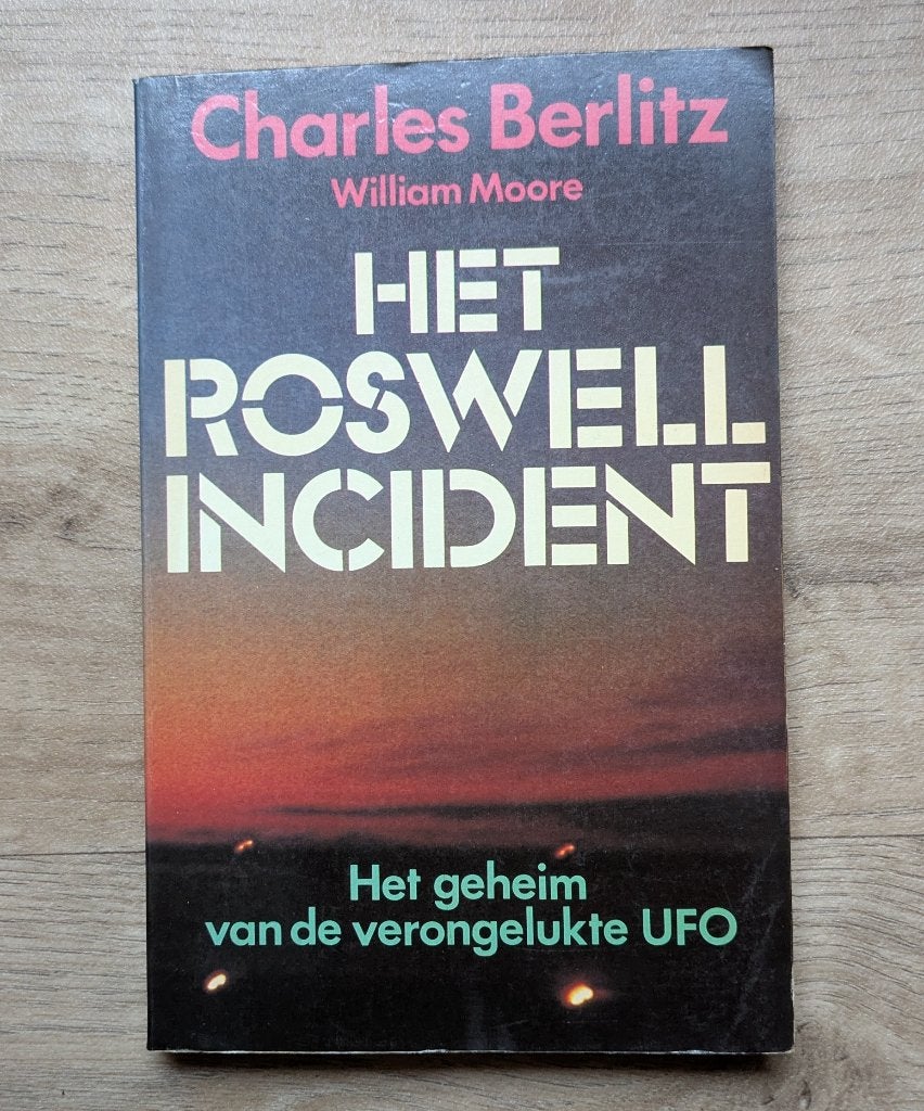 Het Roswell Incident - Charles Berlitz & William Moore, Boeken, Ophalen of Verzenden, Zo goed als nieuw, Berlitz