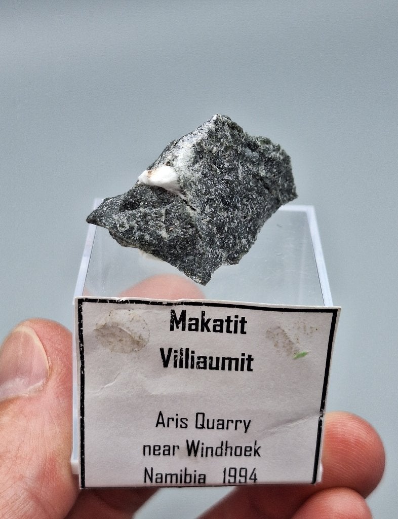 Makatiet, Villiaumiet, Tuperssuatsiaiet - Aris Q., Namibië, Ophalen of Verzenden, Mineraal