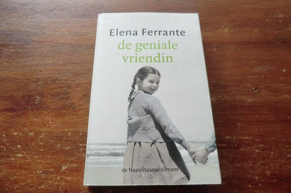 boek - Elena Ferrante - de geniale vriendin / Napels, Ophalen of Verzenden, Gelezen, Europa overig