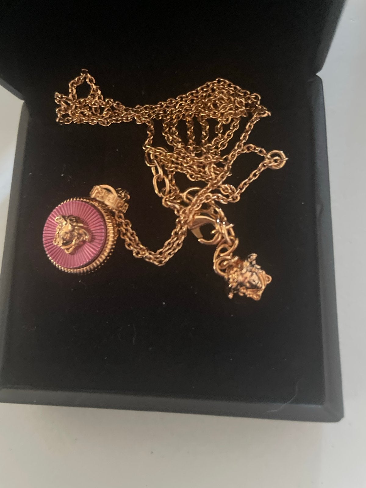 Nieuwe Versace ketting met Medusa hanger - Roze/Goud, Nieuw, Ophalen of Verzenden, Roze, Overige materialen