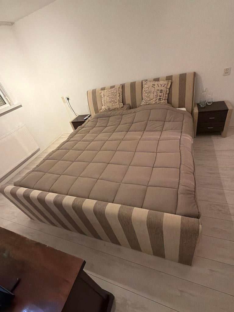 Comfortabel lits-jumeaux bed met gestreepte bekleding, Huis en Inrichting, Slaapkamer | Bedden, Gebruikt, Beige, Tweepersoons