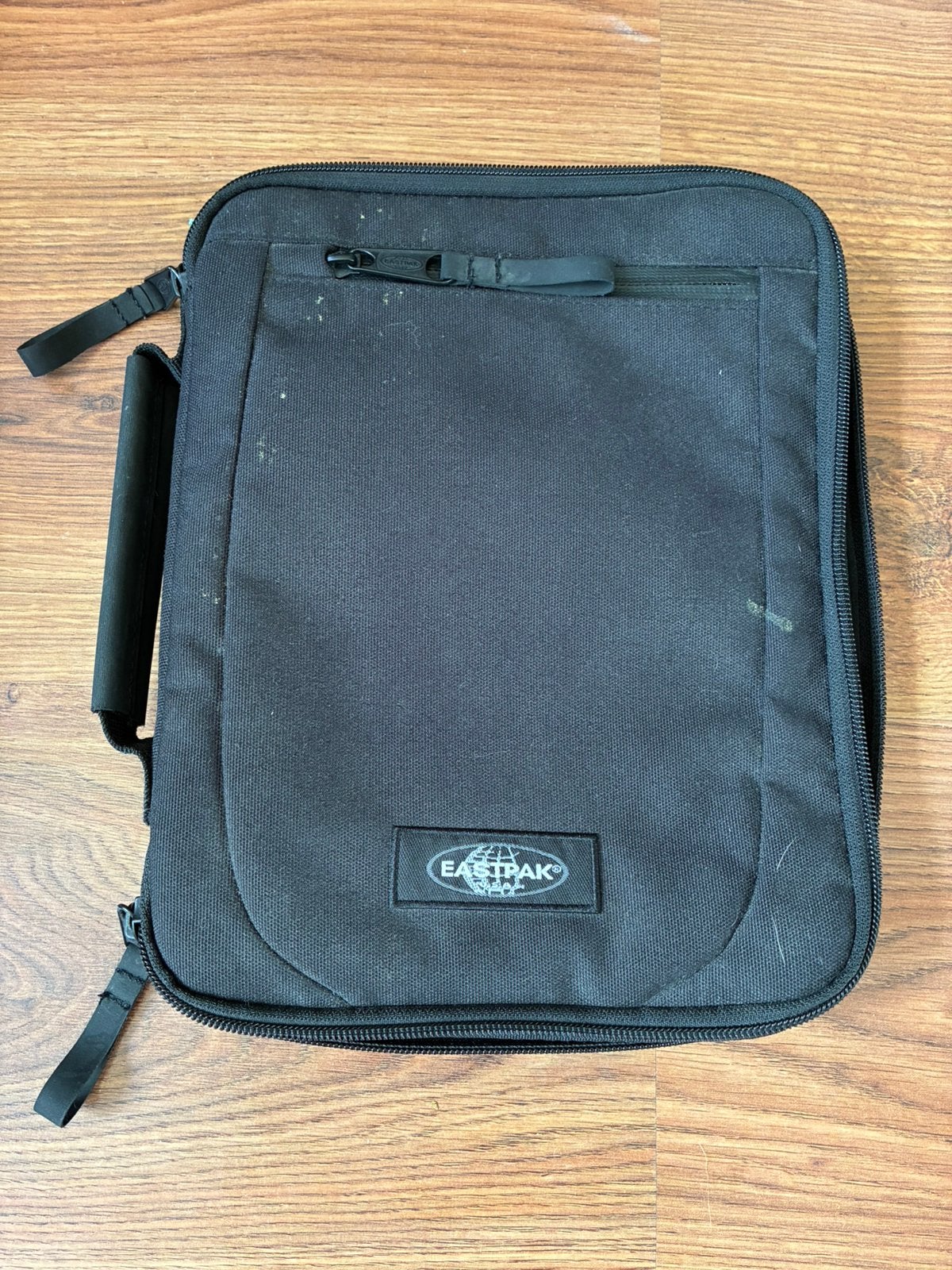 Eastpak iPad hoes - Zwart, beschermend en handig, Computers en Software, Laptoptassen, Gebruikt, Gevoerd laptopvak, 12 inch of minder