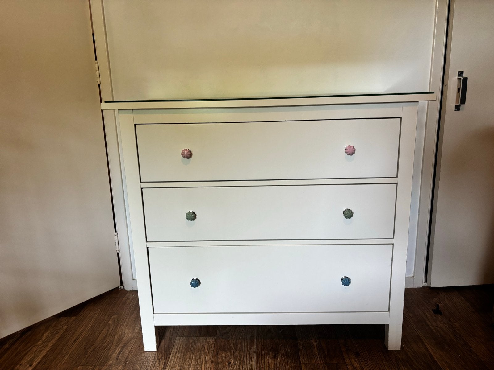Witte ladekast (IKEA HEMNES ladekast) met glasplaat, Ophalen, Gebruikt, 3 of 4 laden, Minder dan 100 cm