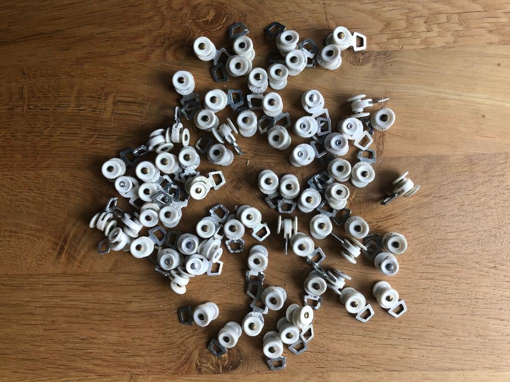 Runners / glijders voor U-rail / Gefi- rail met kort oogje, Ophalen of Verzenden, Gebruikt, Wit, Minder dan 100 cm