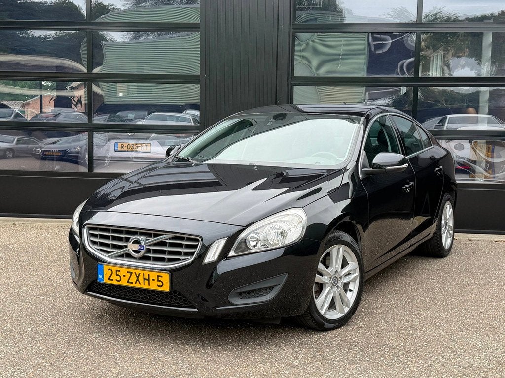 Volvo S60 1.6 T3 Momentum Clima Navi Aut., Auto's, Volvo, 15 km/l, 4 cilinders, 150 pk, Zwart