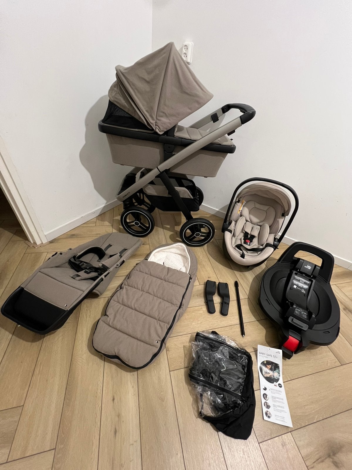 Dubatti two kinderwagwen met autostoel5Z2&base compleet, Met autostoeltje, Zo goed als nieuw, Ophalen, Kinderwagen