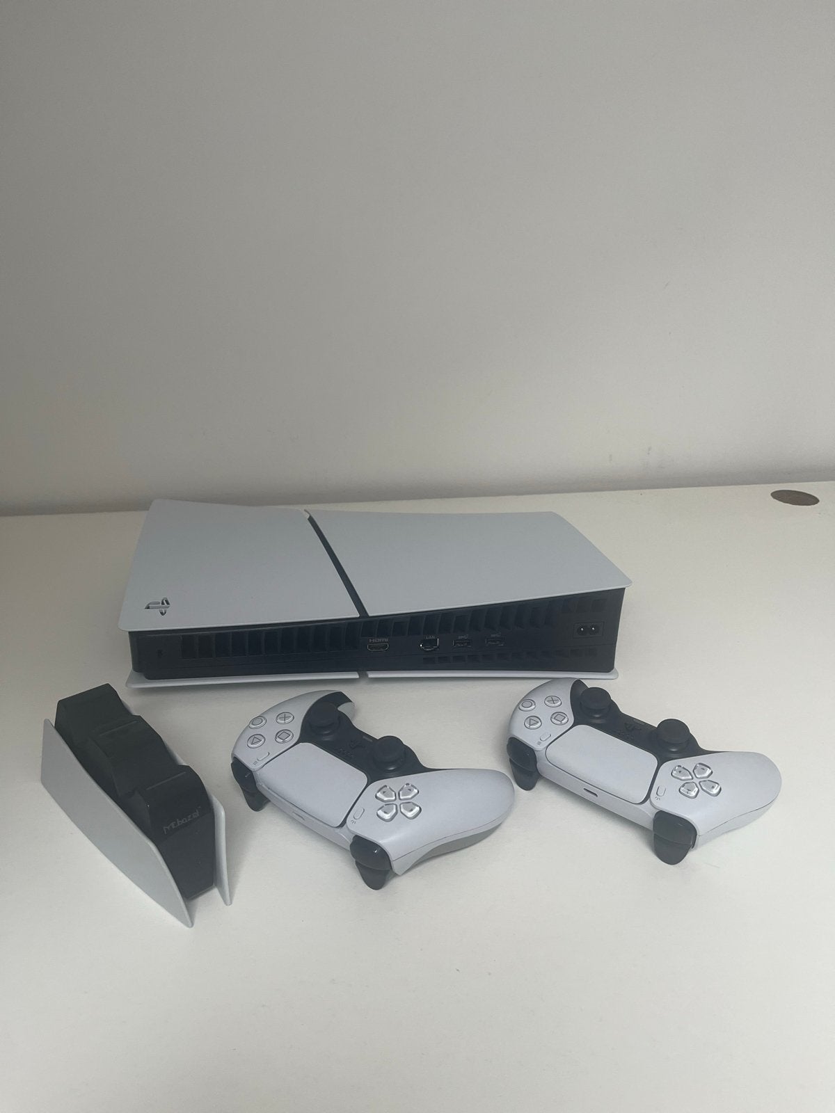 Sony PlayStation 5 Digital Edition met 2 controllers, Spelcomputers en Games, Games | Sony PlayStation 5, Zo goed als nieuw, 2 spelers