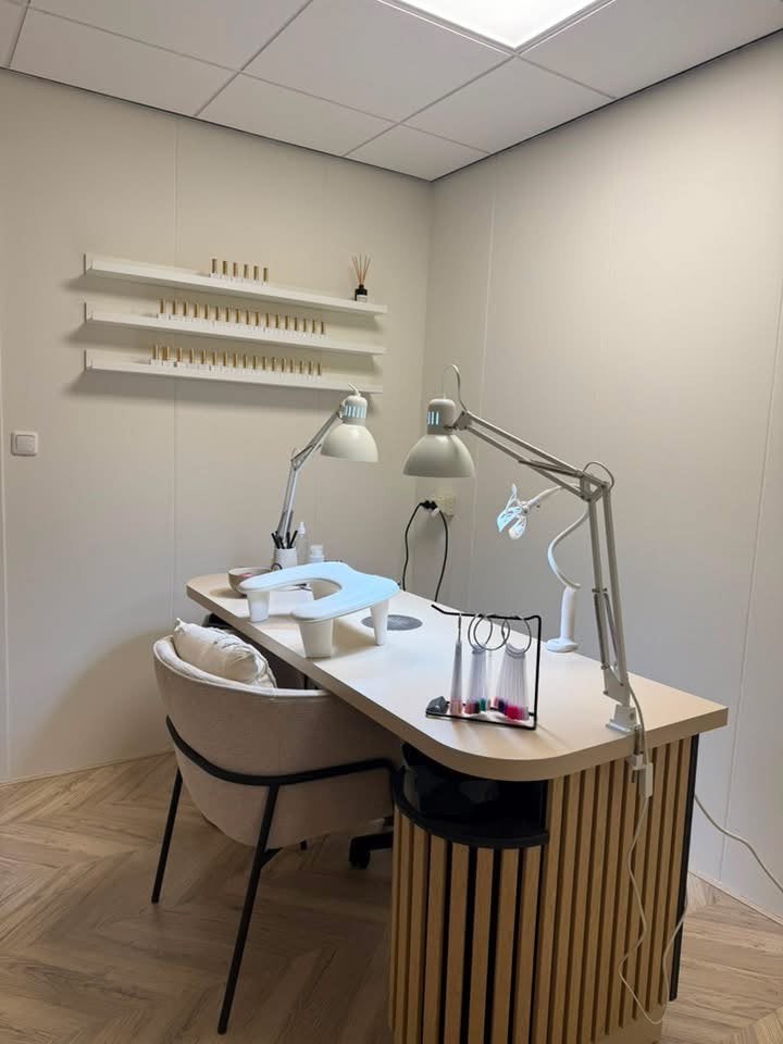 Mooie professionele manicuretafel op maat – weinig gebruikt, Kunst- of Gelnagels