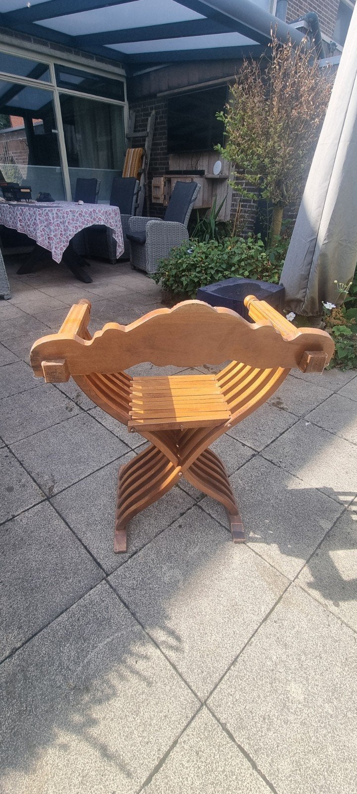 Decoratieve houten Dagobertstoel, Ophalen
