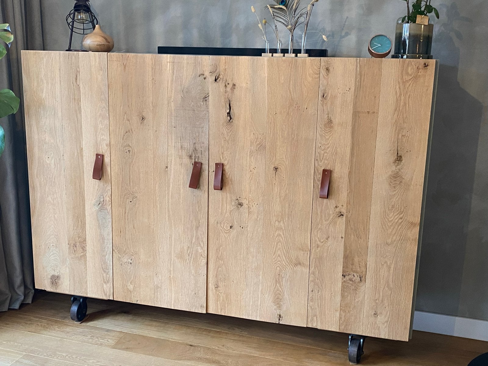 Eikenhouten TV-meubel/dressoir op wielen, Ophalen, Eikenhout, Zo goed als nieuw, 200 cm of meer
