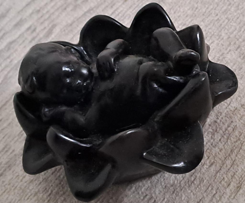 Zwart beeldje van slapende baby in lotusbloem, Antiek en Kunst, Ophalen of Verzenden, Beeld