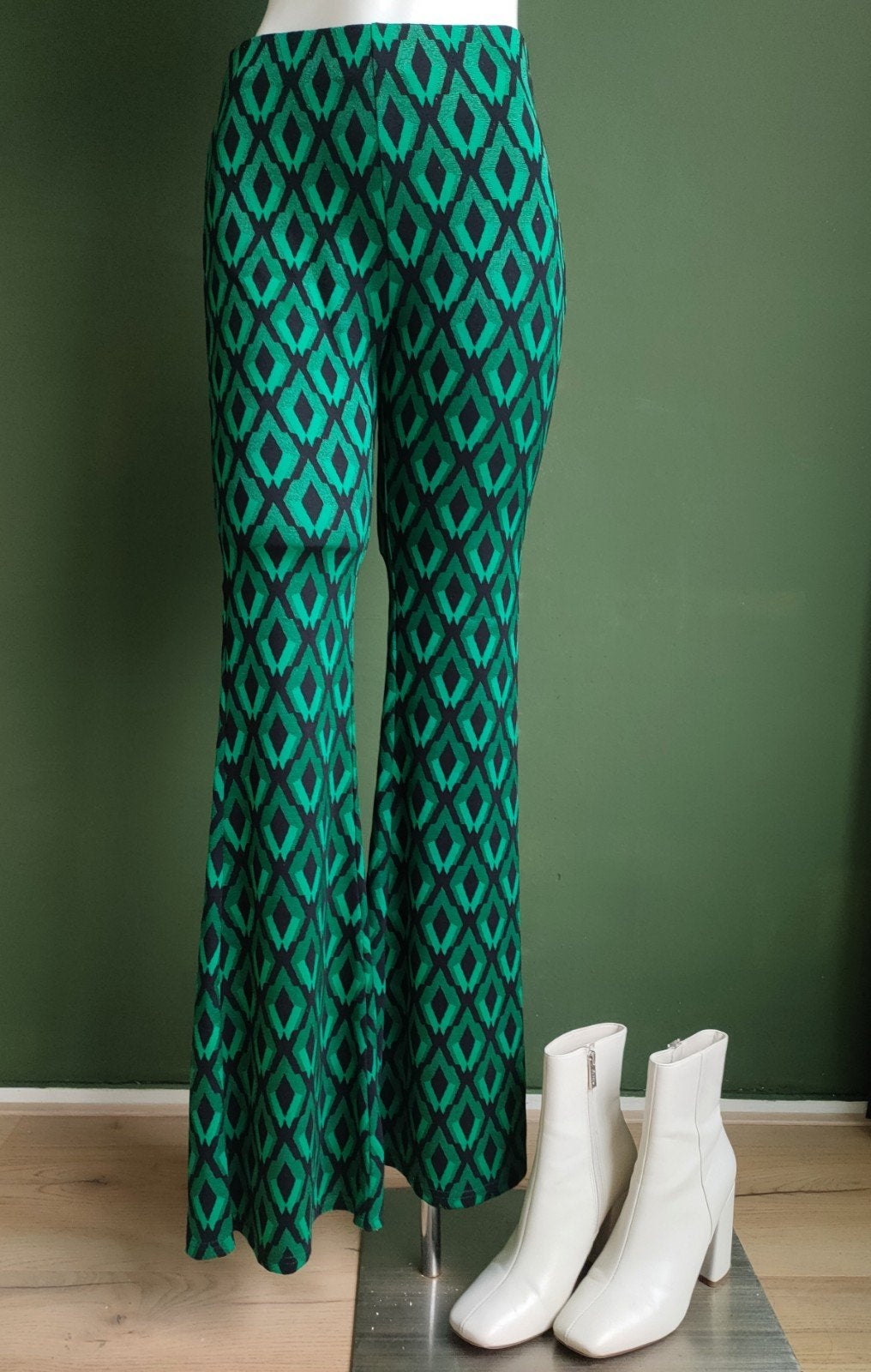 BY SWAN Paris flared broek met geometrische print, Kleding | Dames, Broeken en Pantalons, Zo goed als nieuw, Maat 36 (S), Groen