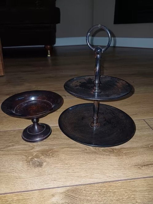 D. Bruine set: metalen etagère en schaaltje op voet € 13,00, Huis en Inrichting, Woonaccessoires | Etagères, Ophalen of Verzenden