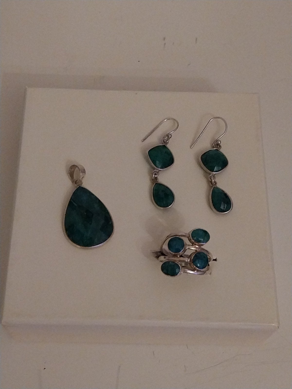 Zilveren sieradenset met smaragdgroene edelstenen, Sieraden, Tassen en Uiterlijk, Ringen, Ophalen of Verzenden, Zo goed als nieuw