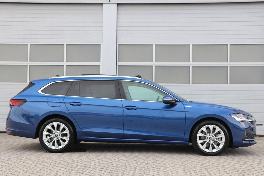 Skoda Superb Combi 1.5 TSI 204pk PHEV Laurin & Klement | SoH, Auto's, Skoda, 12 maanden, 4 cilinders, Blauw, 26 kWh