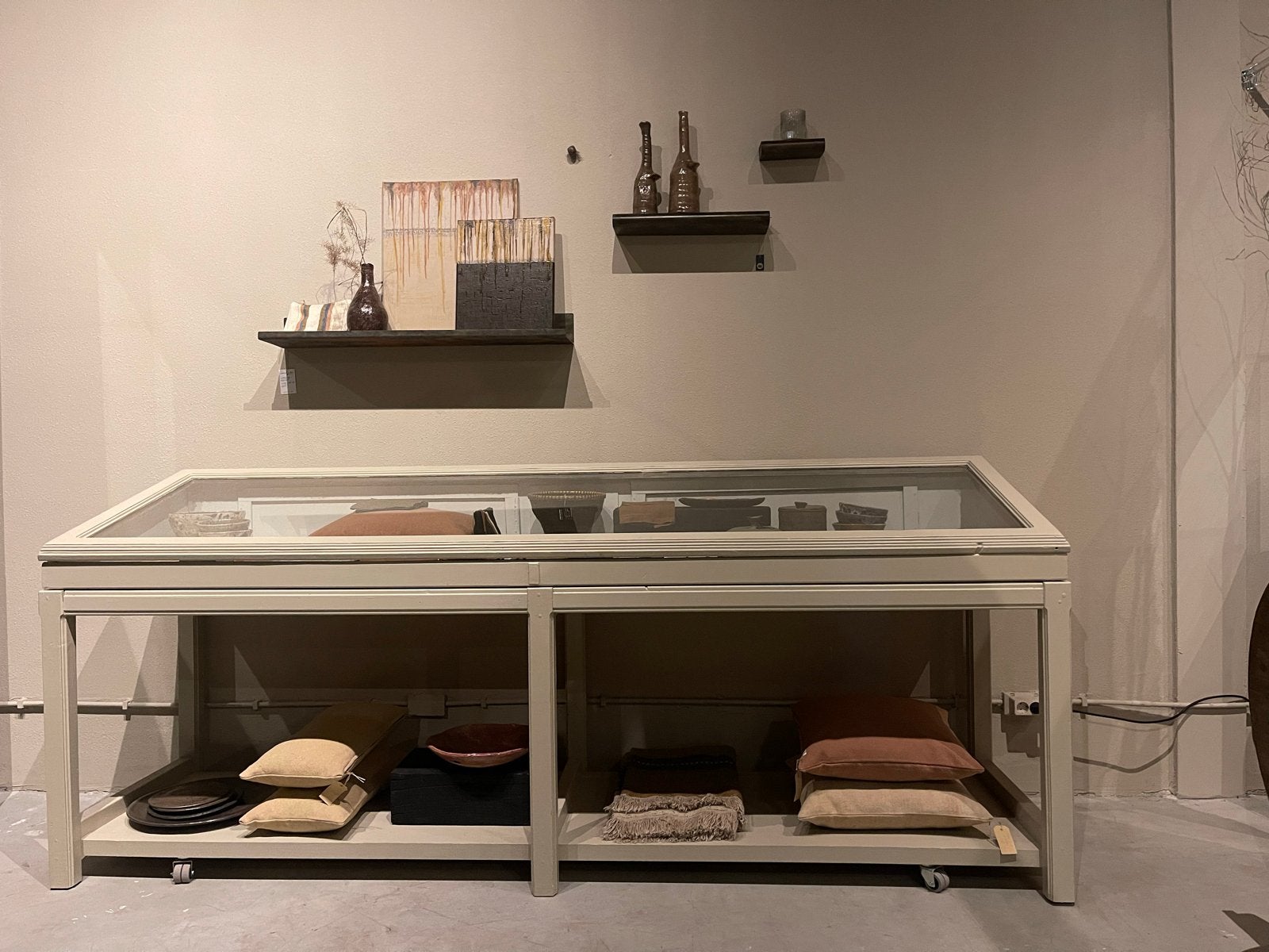 Vintage Vitrinekast / Winkelkast - Crème Wit, Huis en Inrichting, Ophalen, Met plank(en), Gebruikt, 100 tot 150 cm
