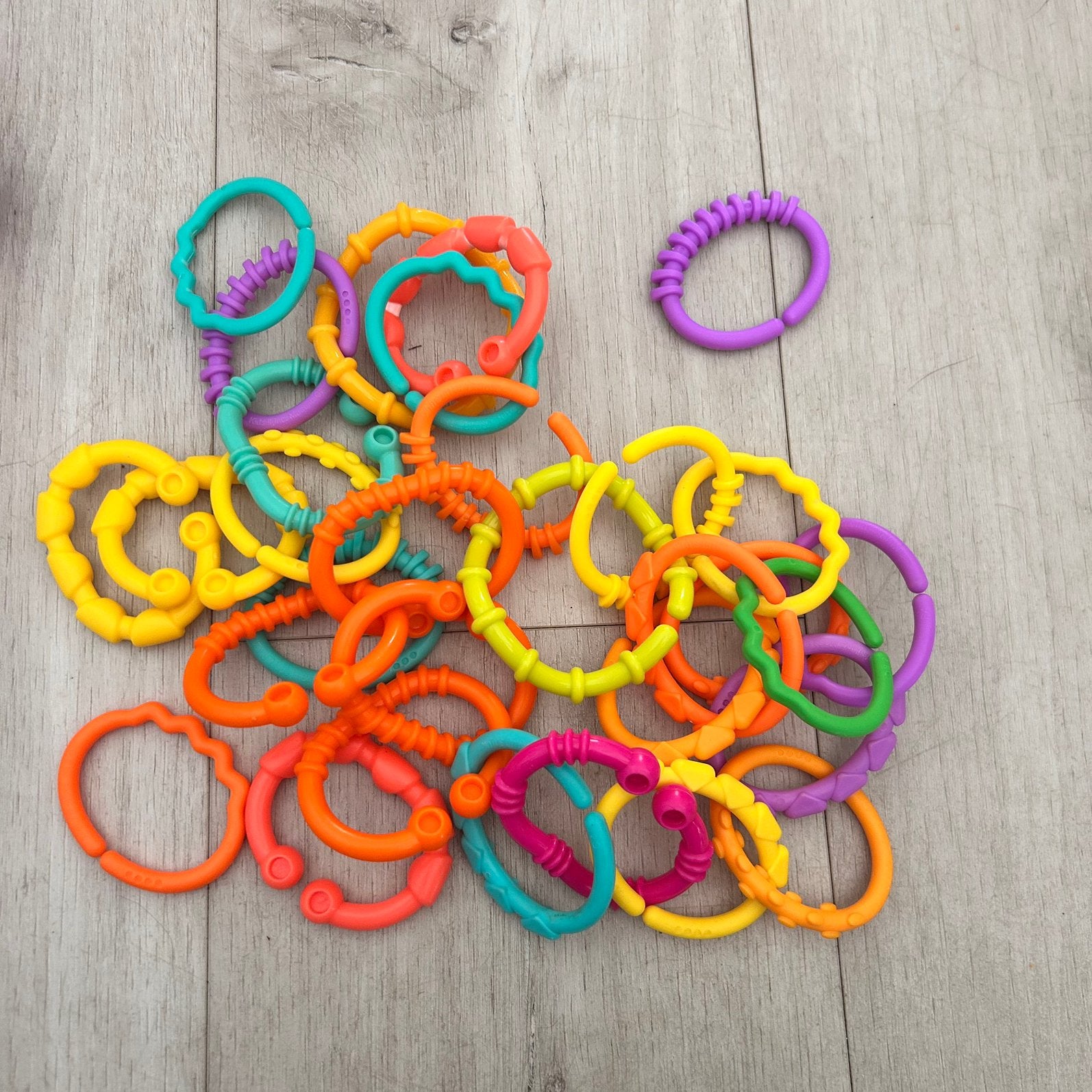 32 baby speelringen en schakels multicolor, Ophalen of Verzenden, Gebruikt, Overige typen
