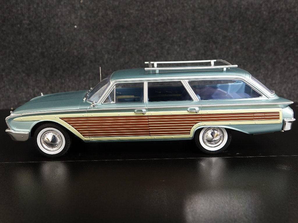 MCG 1:18 1960 Ford LTD Country Squire Lichtblauw / hout, Overige merken, MCG, Auto, Onbekend