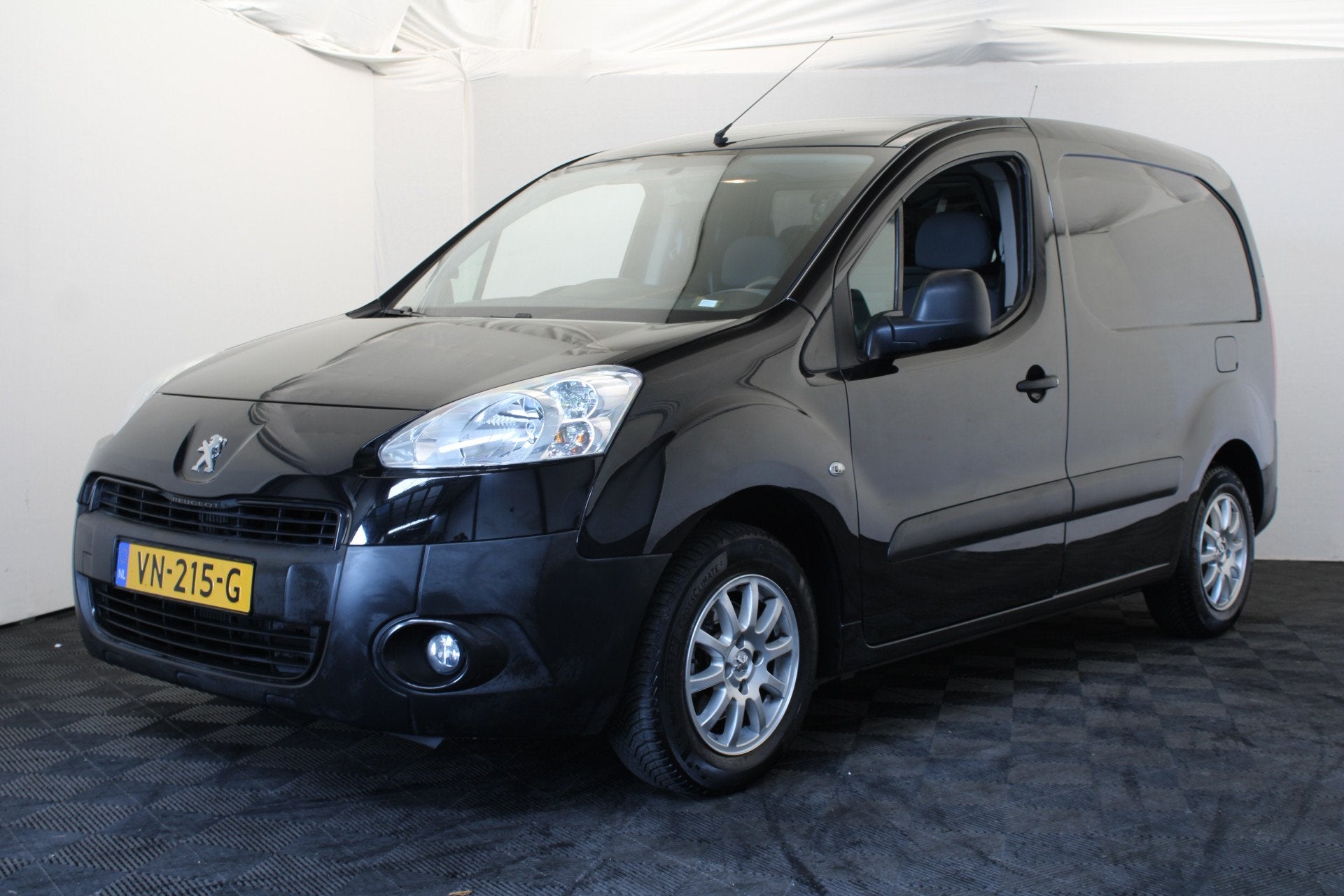 Peugeot Partner 120 1.6 e-HDI L1 2Tronic (bj 2015), Auto's, Bestelauto's, Euro 5, Stof, Gebruikt, Zwart