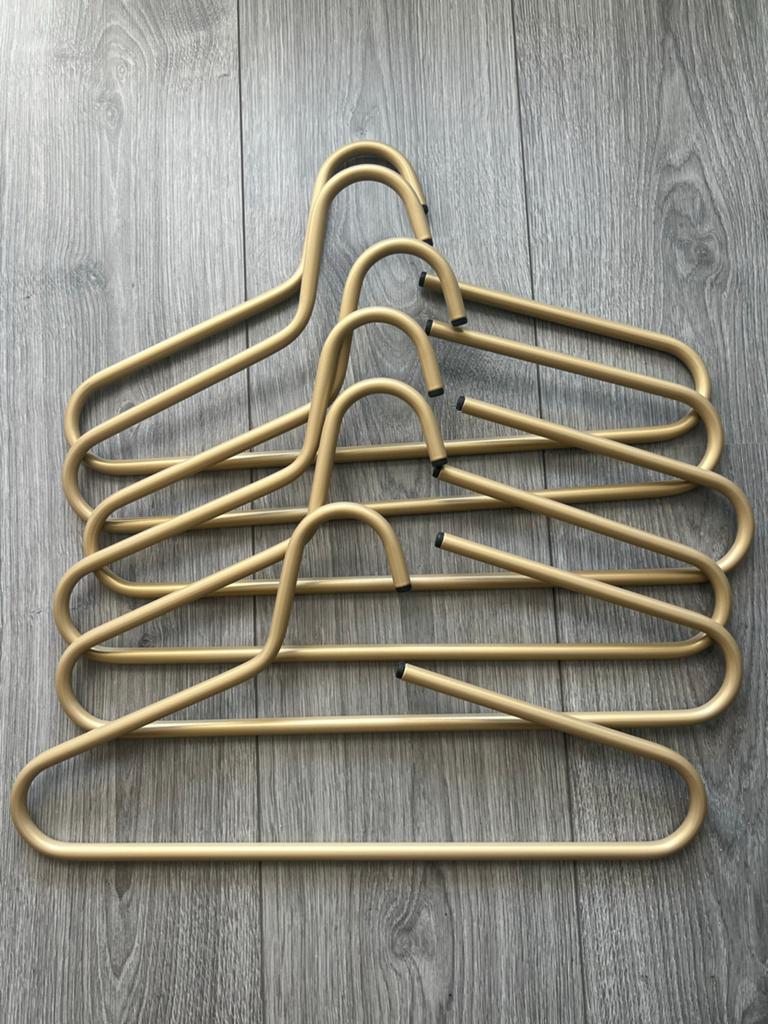Set van 6 goud metalen kledinghangers, Ophalen of Verzenden, Gebruikt, Metaal, Kinderen en Volwassenen