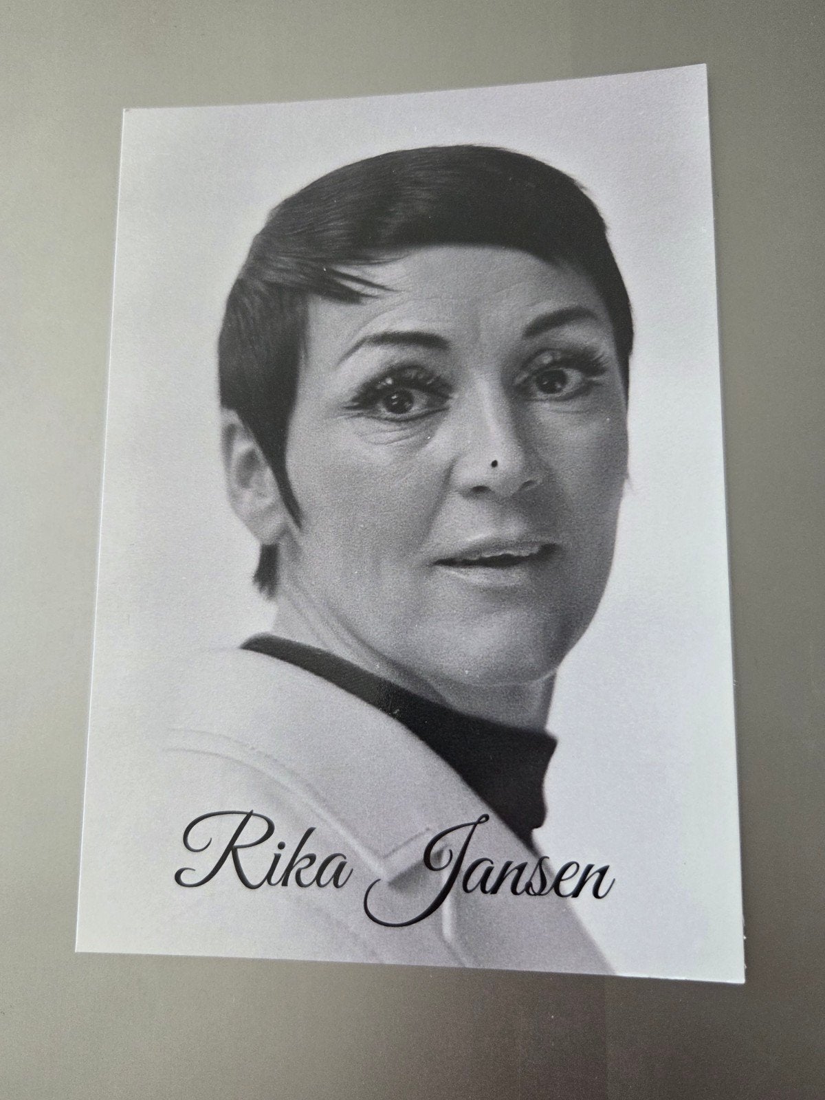 Fotokaart Rika Jansen - Zwart-wit portret, Ophalen of Verzenden, Zo goed als nieuw, Overige onderwerpen, Foto
