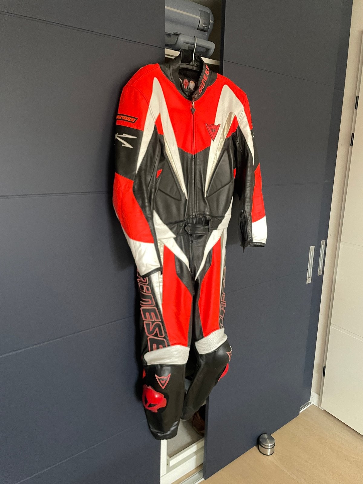 Dainese leren combipak (rood/zwart/wit) Maat 56, Motoren, Kleding | Motorkleding, Ophalen of Verzenden, Tweedehands, Heren, Combipak