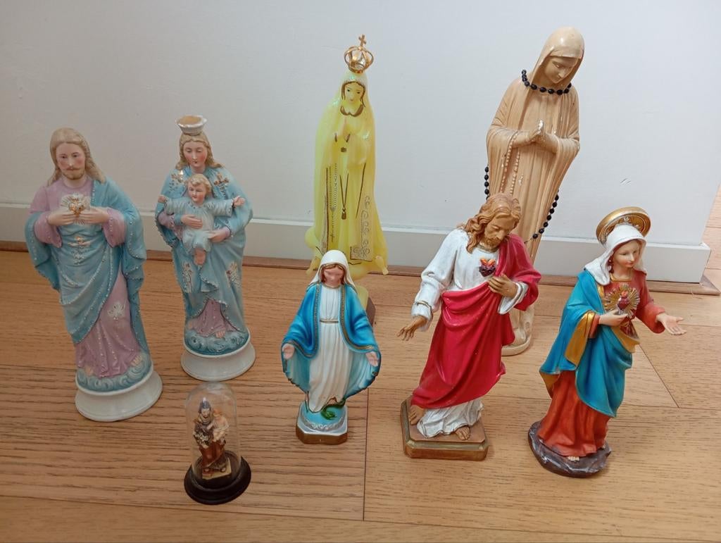 Verzameling van religieuze beelden (Maria, Jezus), Ophalen