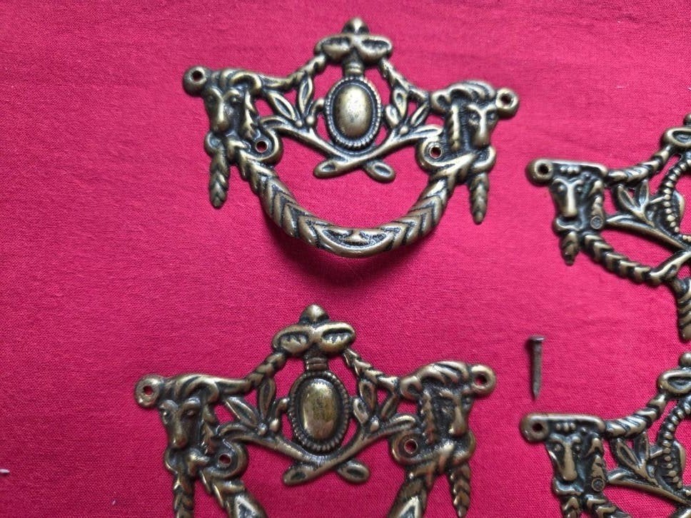 Complete messing set beslag voor vier laden kast. boorgat 8, Ophalen of Verzenden, Zo goed als nieuw, Koper of Messing, Overige typen