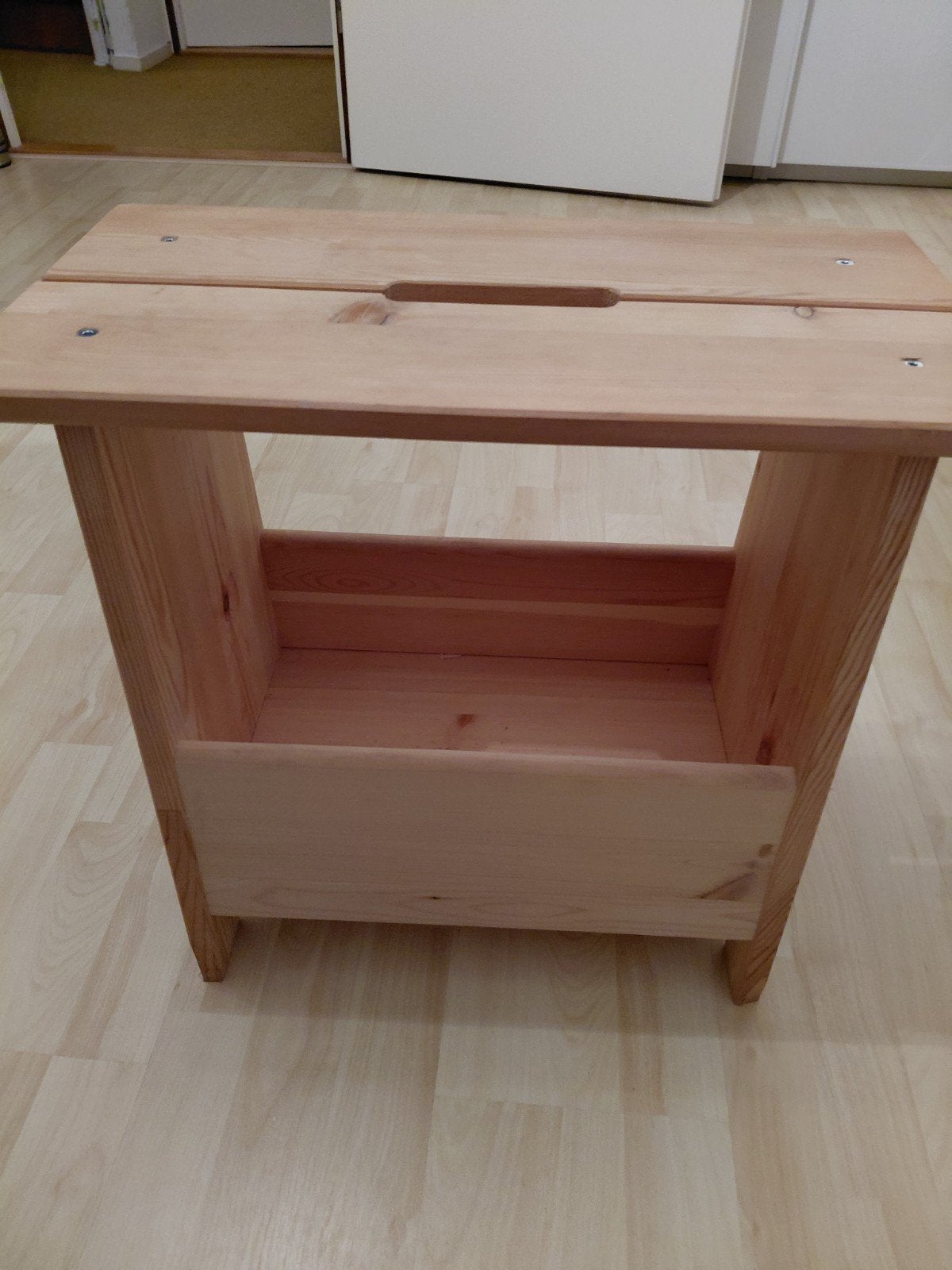 Bijzettafel met krantenbak onder., Ophalen, Zo goed als nieuw, Overige houtsoorten, 25 tot 50 cm
