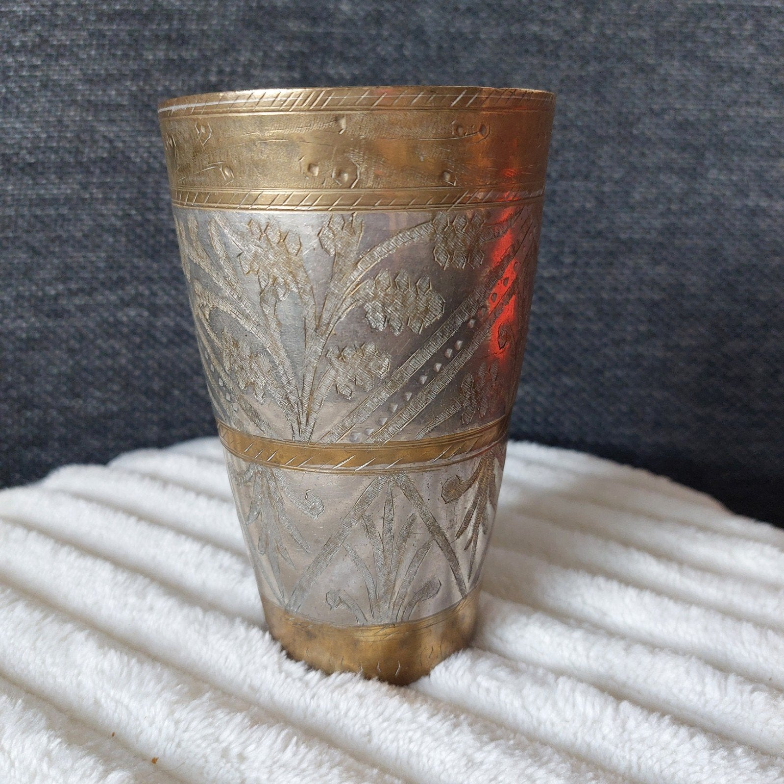 Vintage messing beker met zilverkleurige gravures, Antiek en Kunst, Ophalen of Verzenden