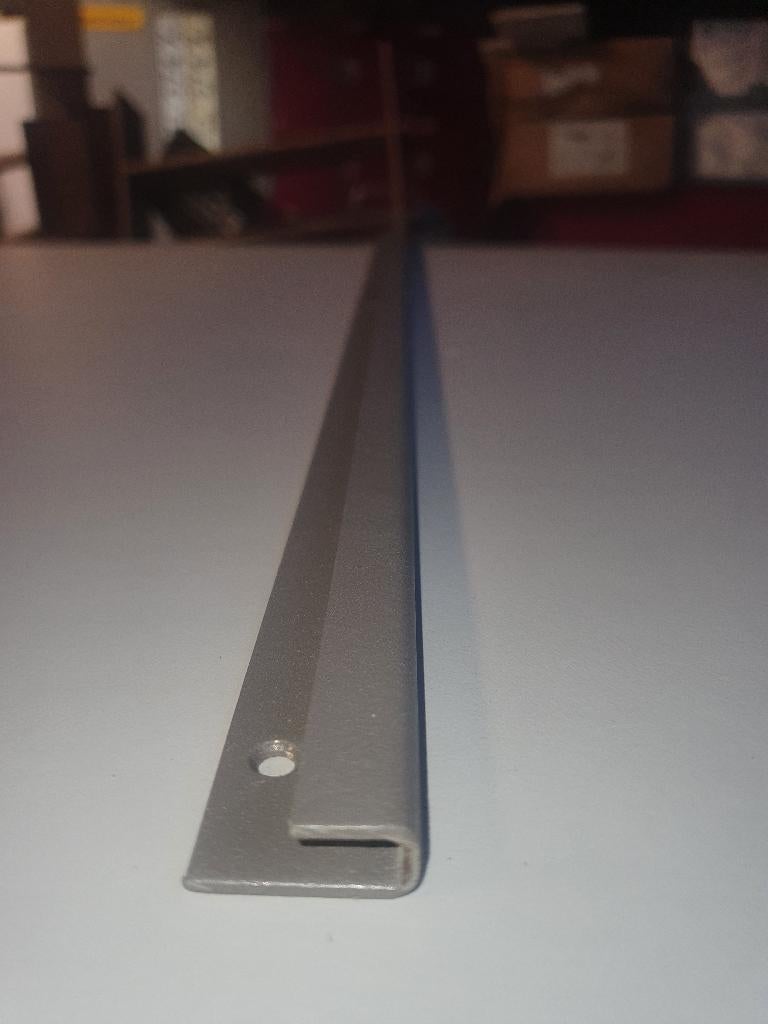 metalen strip ophangstrip, Ophalen of Verzenden, Zo goed als nieuw, IJzer