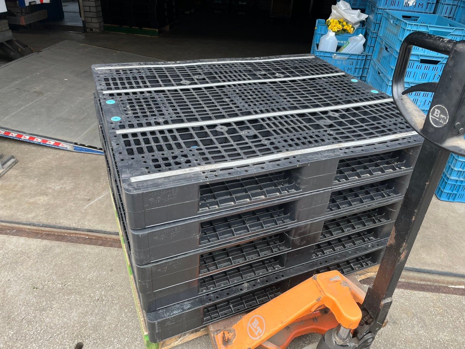 Te koop 12 kunststof pallets, Ophalen, 100 cm of meer, 60 cm of meer, Overige typen