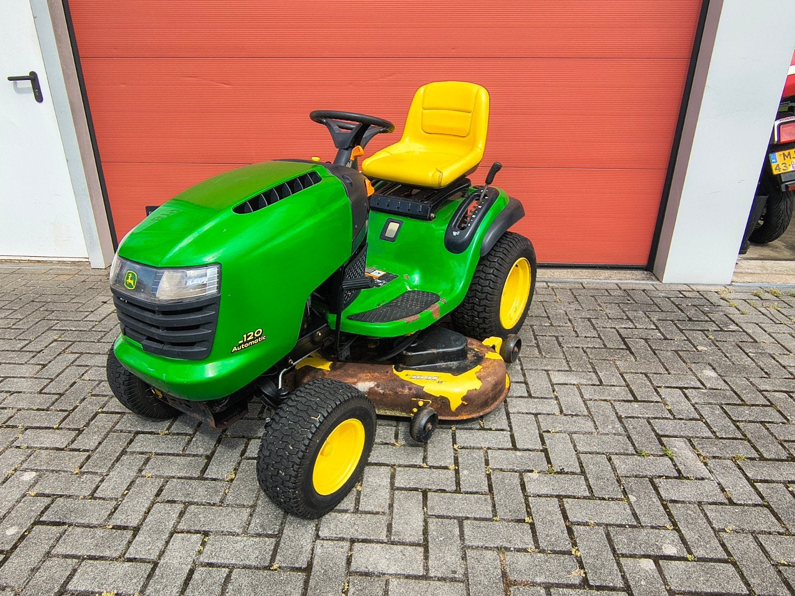 John Deere L120 zitmaaier met 122cm zijlossend maaidek., Ophalen, Gebruikt