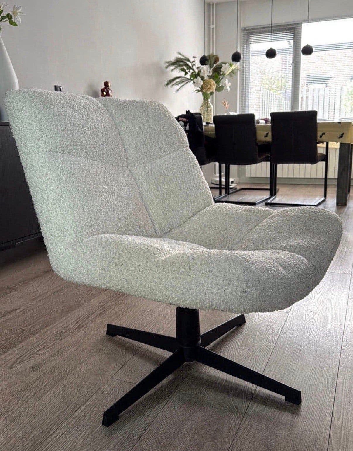 Draaistoel / fauteuil Vinny | WOOOD | bouclé wit, Ophalen, 75 tot 100 cm, Zo goed als nieuw, Stof