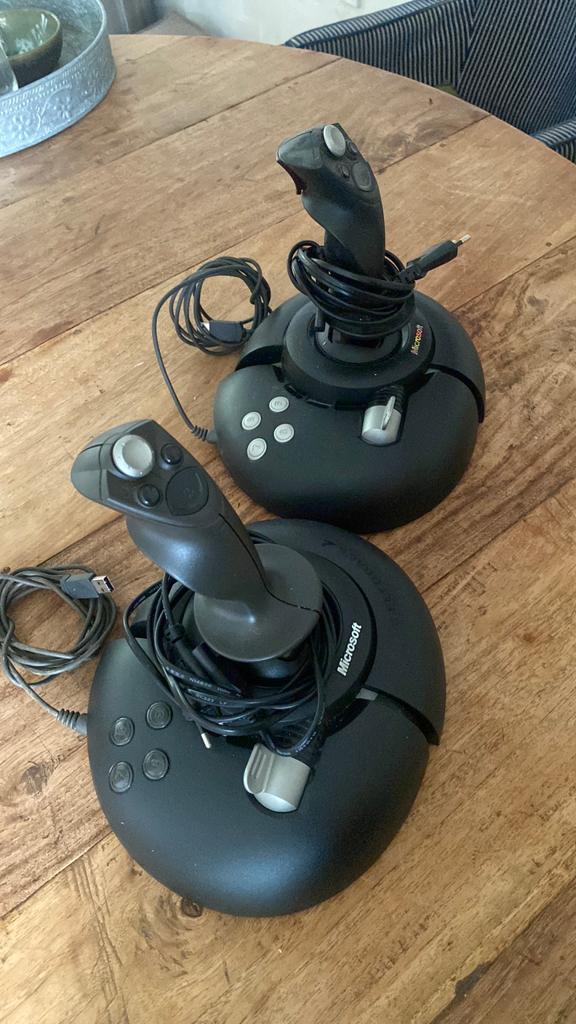 2 stuks Microsoft force feedback joysticks, Computers en Software, Joysticks, Ophalen of Verzenden, Zo goed als nieuw