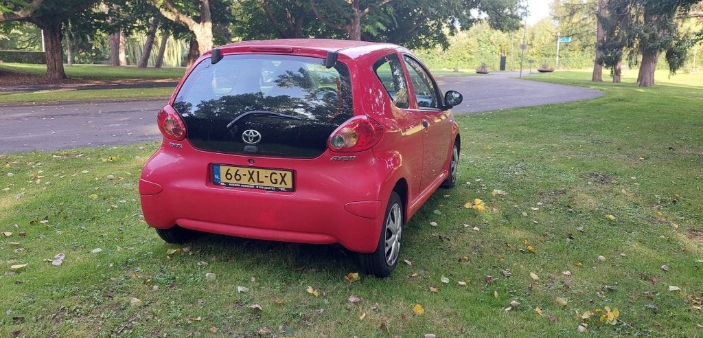 Foto 3 van Toyota Aygo 1.0 12V Vvt-i 3DRS MMT 2007 Rood