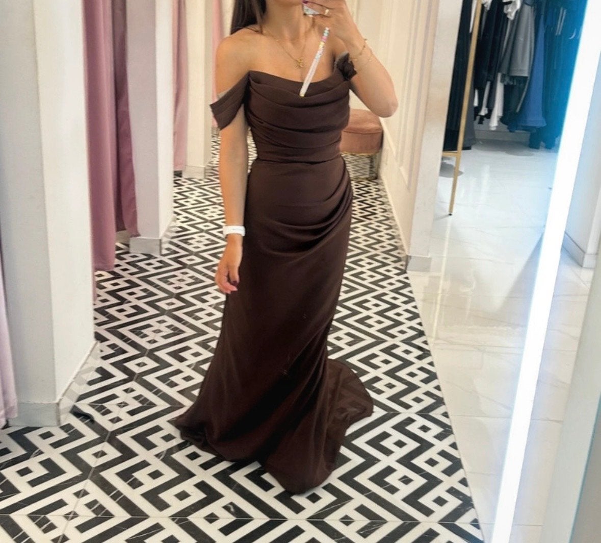 Elegante bruine avondjurk met off-shoulder detail, Kleding | Dames, Bruin, Ophalen of Verzenden, Zo goed als nieuw, Maat 34 (XS) of kleiner
