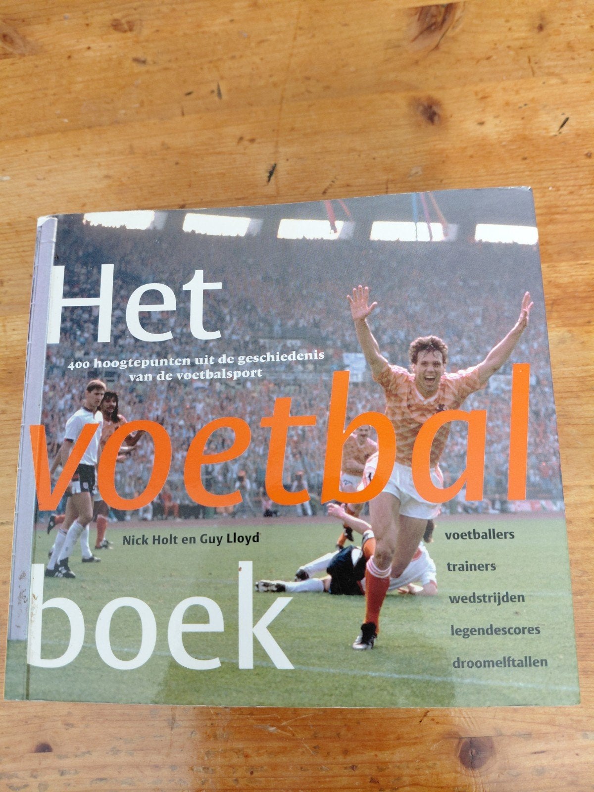 Het Voetbal Boek 400 Hoogtepunten, Ophalen of Verzenden, Balsport