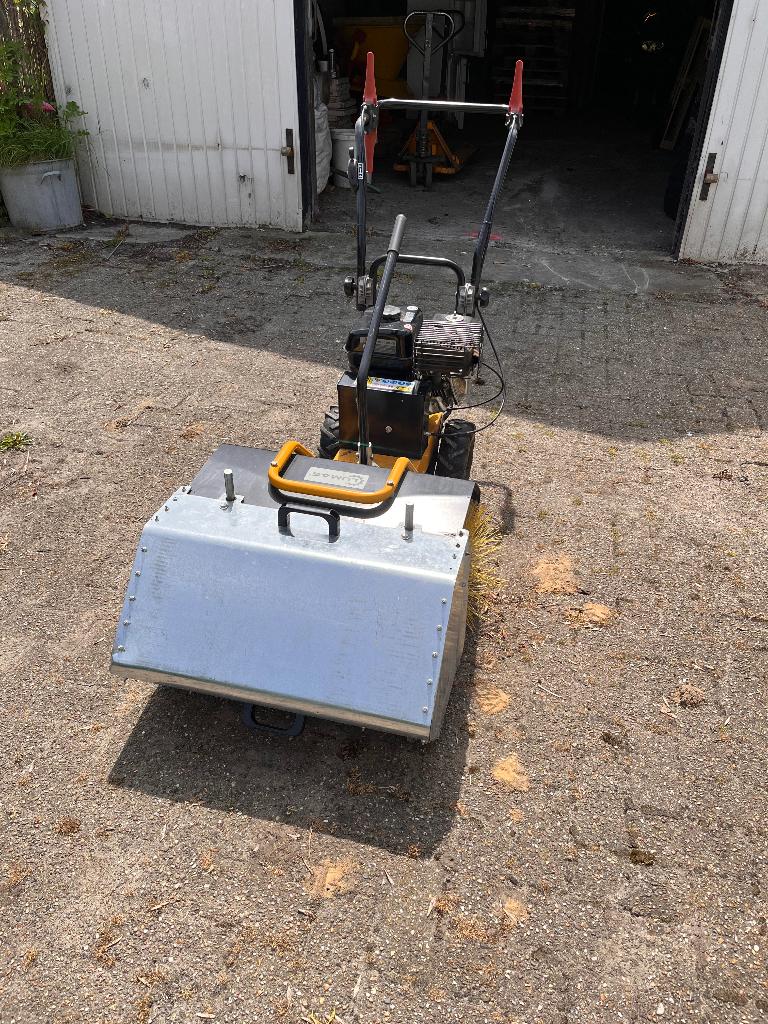 Lumag veegmachine met sneeuwschuiver en opvangbak, Tuin en Terras, Ophalen, Gebruikt, Lumag