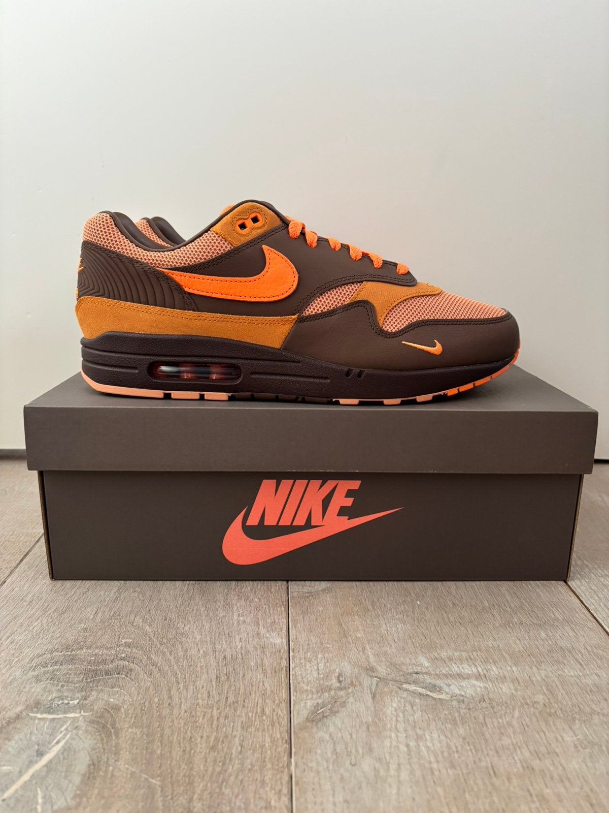 Nike Air Max 1 Kings Day 45,5 (deadstock), Bruin, Nieuw, Ophalen of Verzenden, Sneakers of Gympen