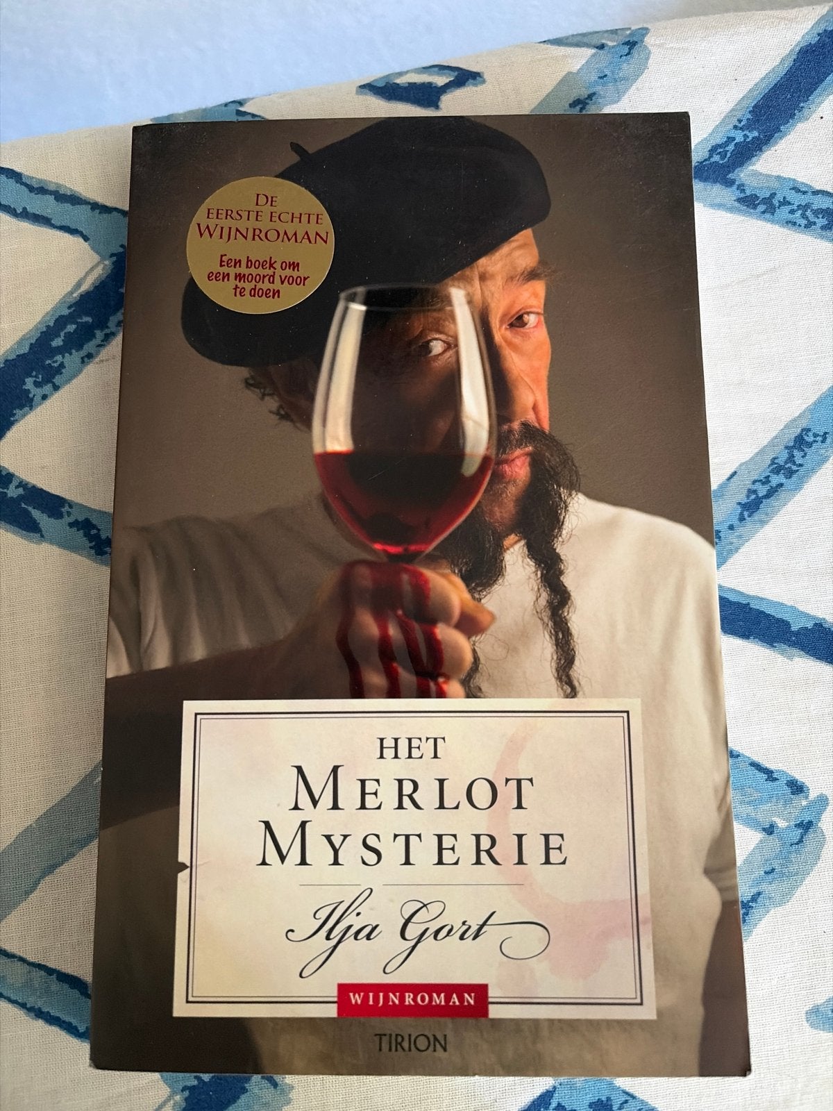 Het Merlot Mysterie - Ilja Gort (Wijnroman), Ophalen of Verzenden, Zo goed als nieuw, Nederland
