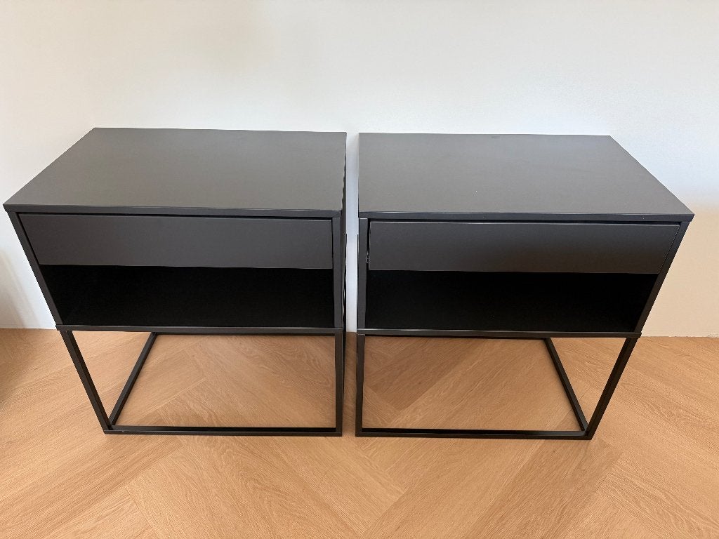 2x IKEA Vikhammer nachtkastje zwart 60x38,5 cm, Ophalen, 55 tot 70 cm, Zo goed als nieuw, 45 tot 65 cm