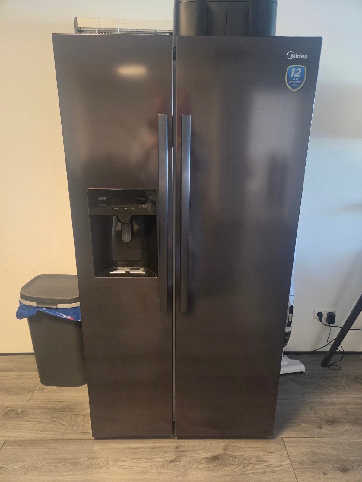 Midea Amerikaanse Koelkast met Water- en IJsdispenser, 200 liter of meer, 60 cm of meer, Met aparte vriezer, Zo goed als nieuw
