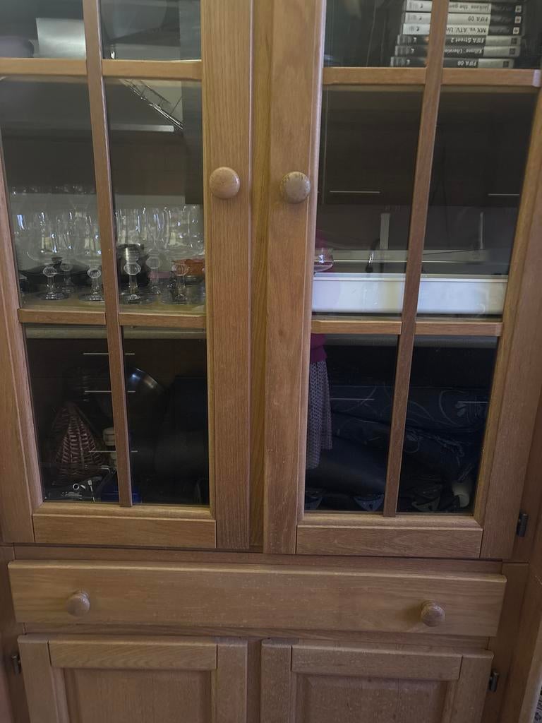 Houten vitrinekast met glazen deuren en lades, Huis en Inrichting, Kasten | Vitrinekasten, Gebruikt, Met lade(s), 150 tot 200 cm