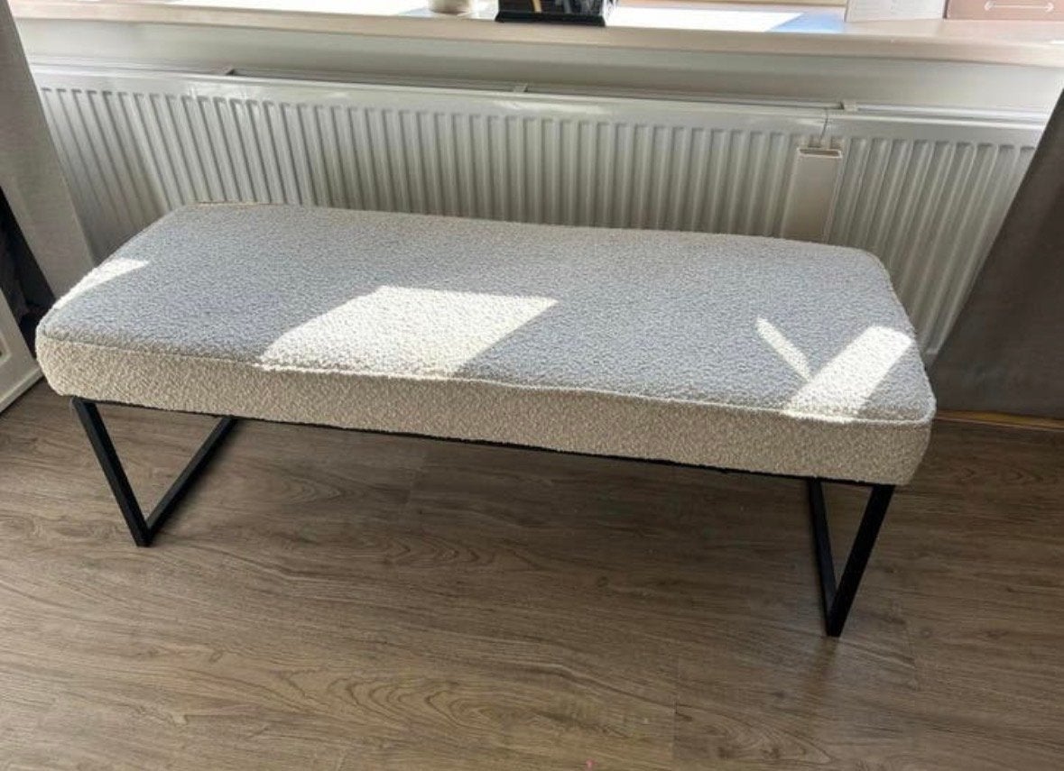 Moderne bankje/poef met metalen onderstel, Huis en Inrichting, Banken | Voetenbanken en Poefen, Ophalen, 50 tot 75 cm, Zo goed als nieuw