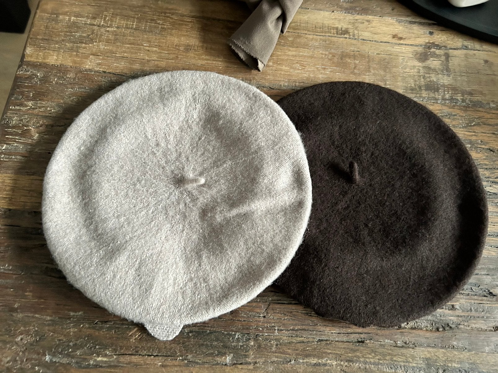 2 MOOIE BARETTEN BEIGE / DONKERBRUIN €10,00  P.S, Ophalen of Verzenden, Nieuw, One size fits all