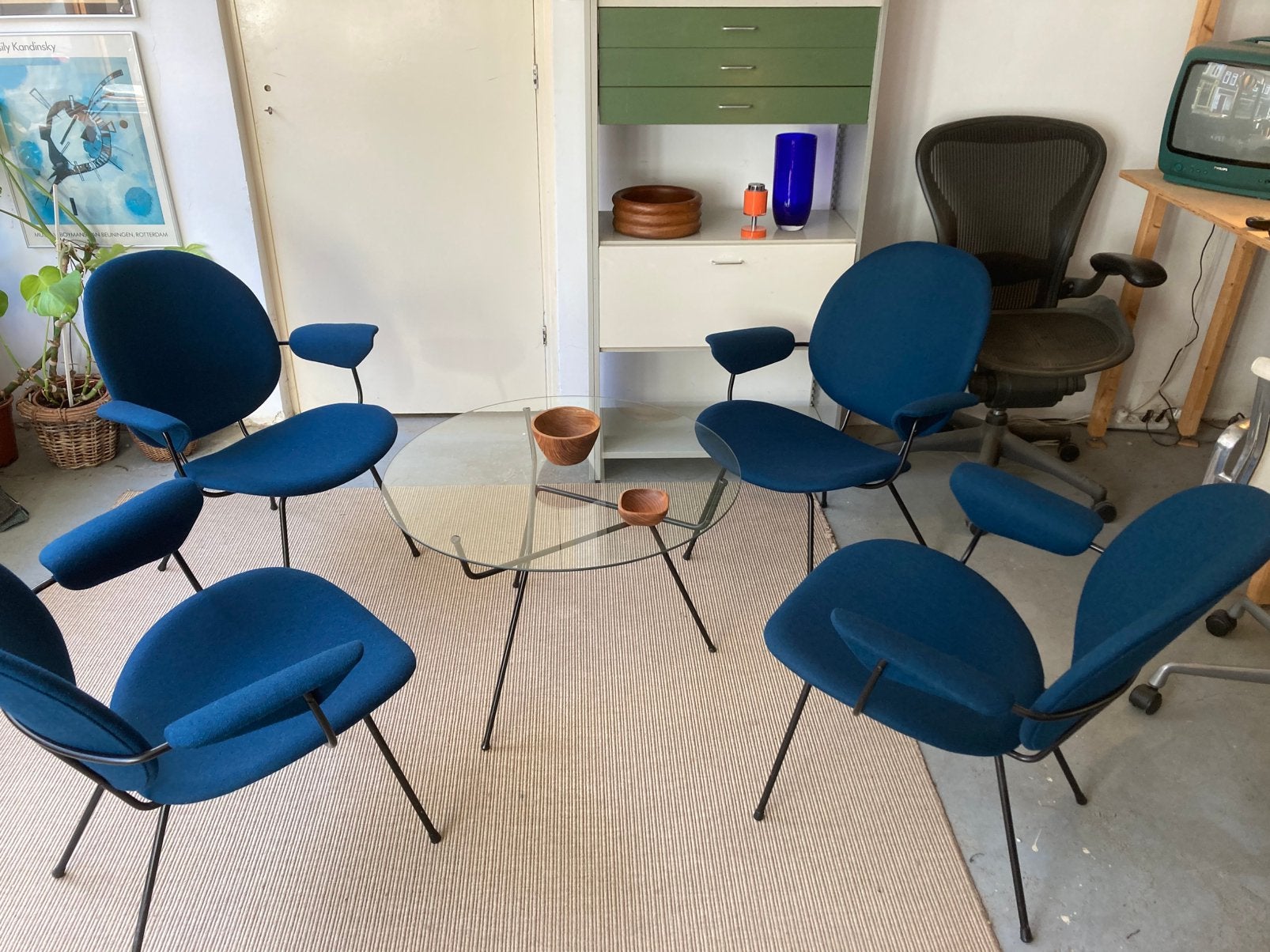 W.H. Gispen 4 blauwe Kembo 302 chairs + Kembo salontafel, Ophalen, Blauw, Design, Zo goed als nieuw